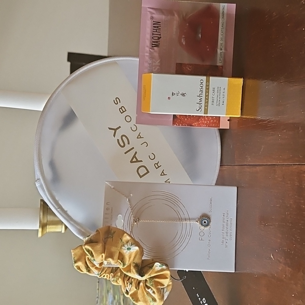 Marc Jacobs Daisy Cosmetic Bag Bundle